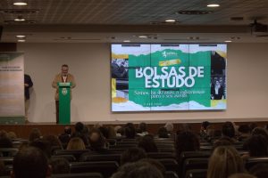 Read more about the article Entrega de bolsas de estudo promovidas pelo Leões de Portugal